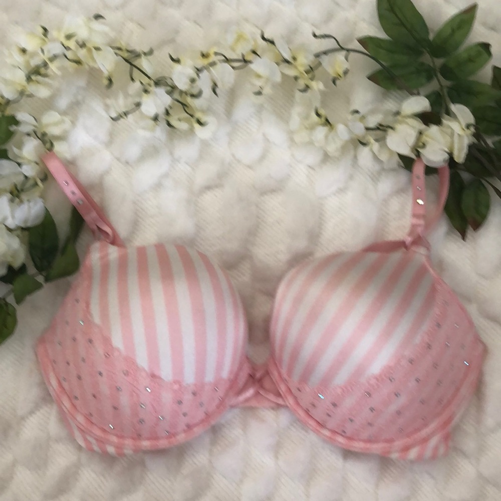 VS NWOT Bombshell Bra SZ. 36D.